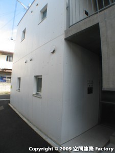 �O��