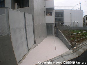 エントランスへ
